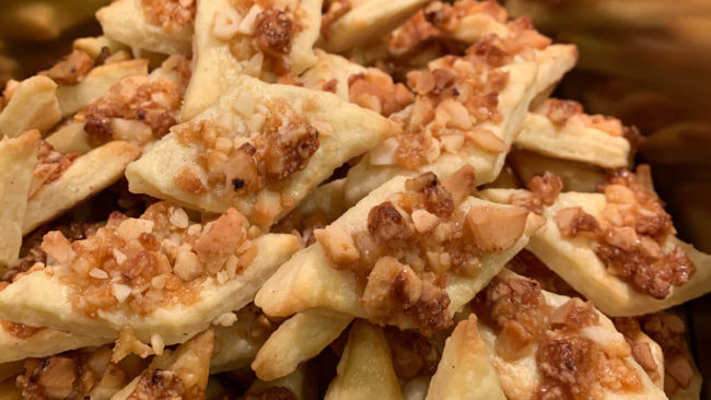 Plätzchen backen - Salzkaramell-Rauten mit Macadamia-Nüssen