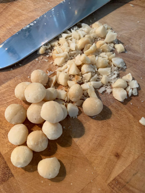 Plätzchen backen - Salzkaramell-Rauten mit Macadamia-Nüssen