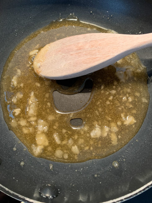Plätzchen backen - Salzkaramell-Rauten mit Macadamia-Nüssen