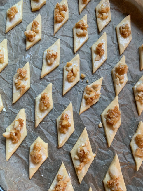 Plätzchen backen - Salzkaramell-Rauten mit Macadamia-Nüssen