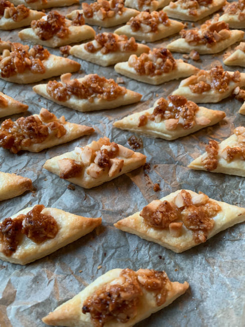 Plätzchen backen - Salzkaramell-Rauten mit Macadamia-Nüssen