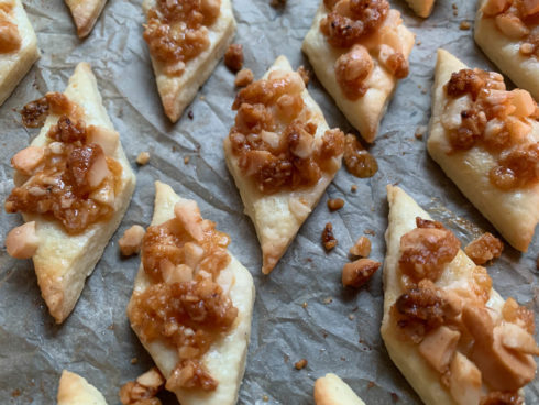 Plätzchen backen - Salzkaramell-Rauten mit Macadamia-Nüssen