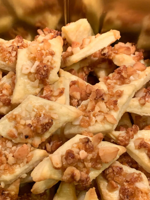 Plätzchen backen - Salzkaramell-Rauten mit Macadamia-Nüssen