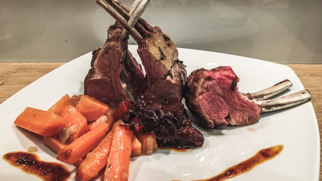Lammkarree mit Möhren