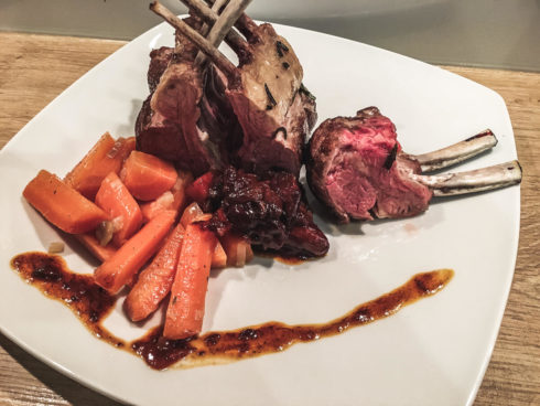 Lammkarree mit Möhren