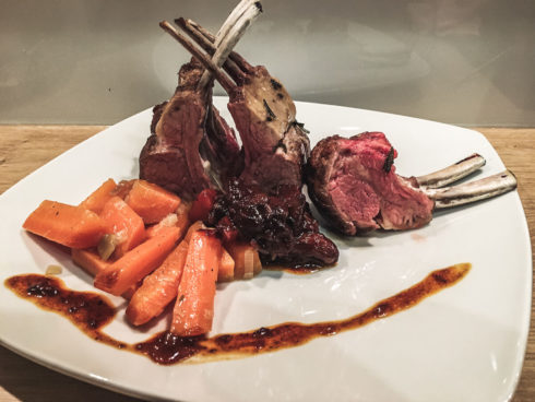 Lammkarree mit Möhren