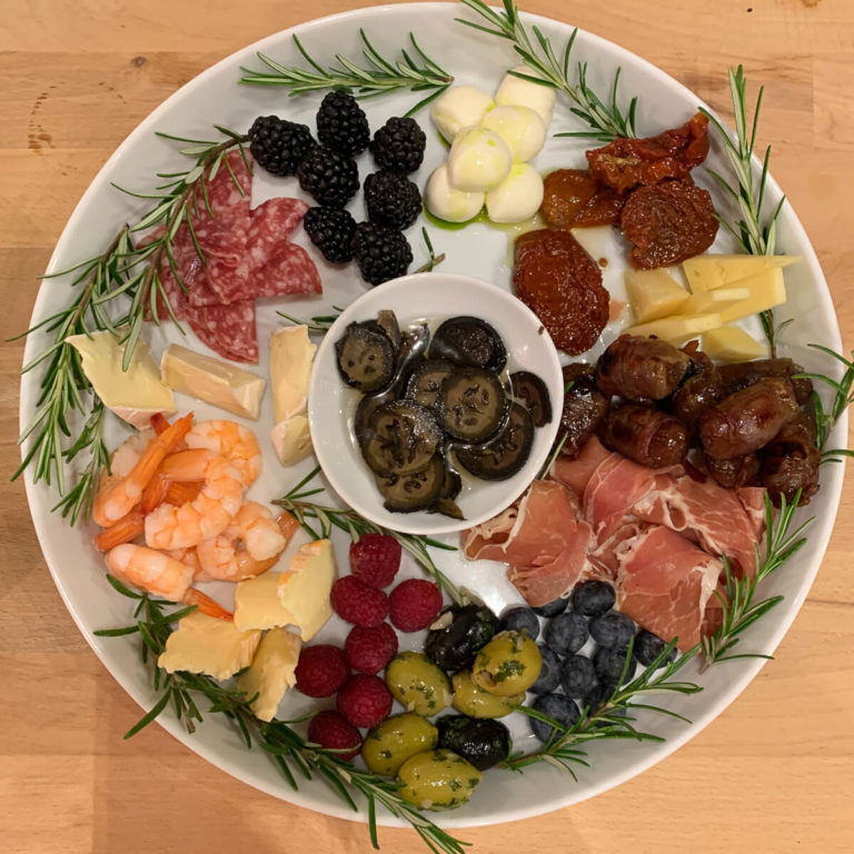 Antipasti mit schwarzen Nüssen (Johannisnüsse)