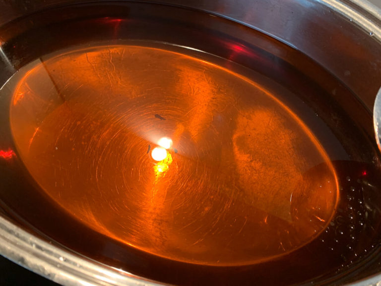 schwarzen Nüssen (Johannisnüsse/ Walnüsse)