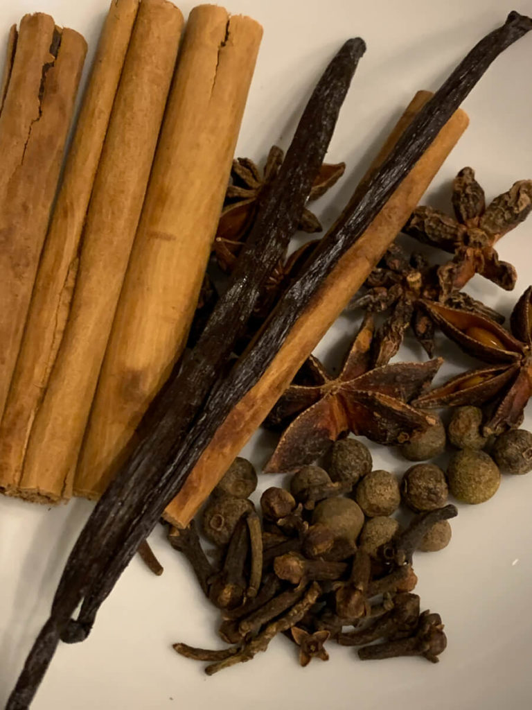 schwarzen Nüssen (Johannisnüsse/ Walnüsse)