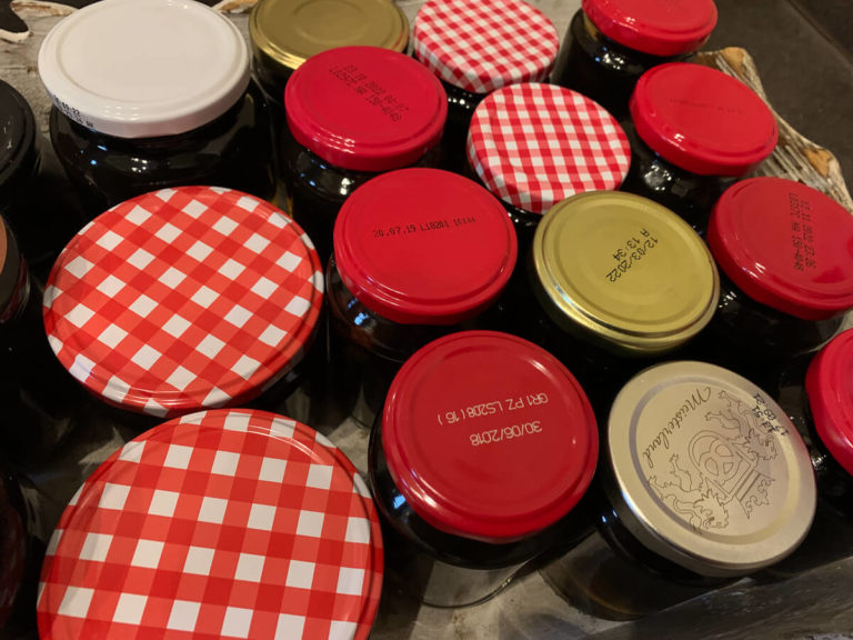 schwarzen Nüssen (Johannisnüsse/ Walnüsse)