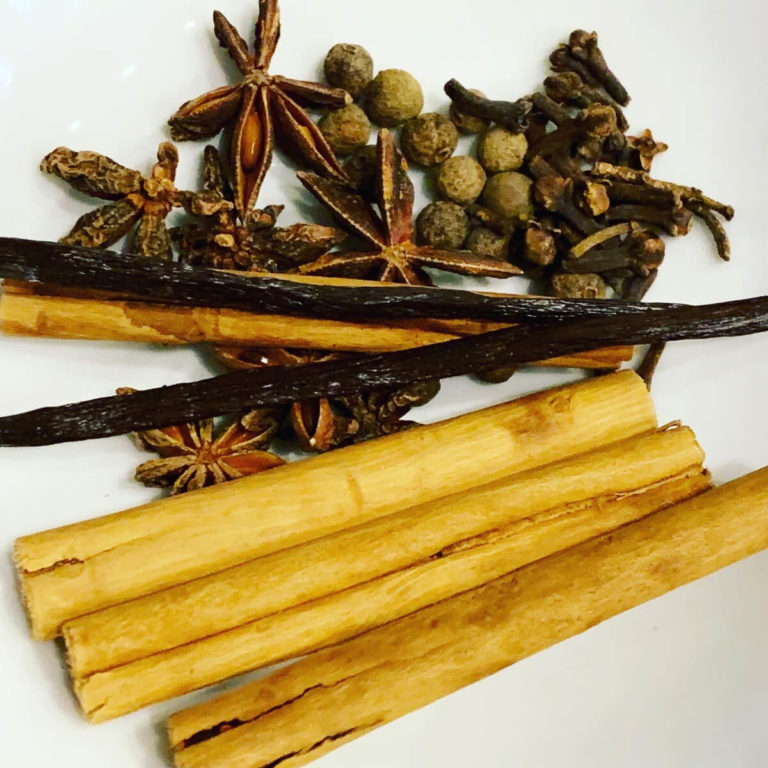 schwarzen Nüssen (Johannisnüsse/ Walnüsse)