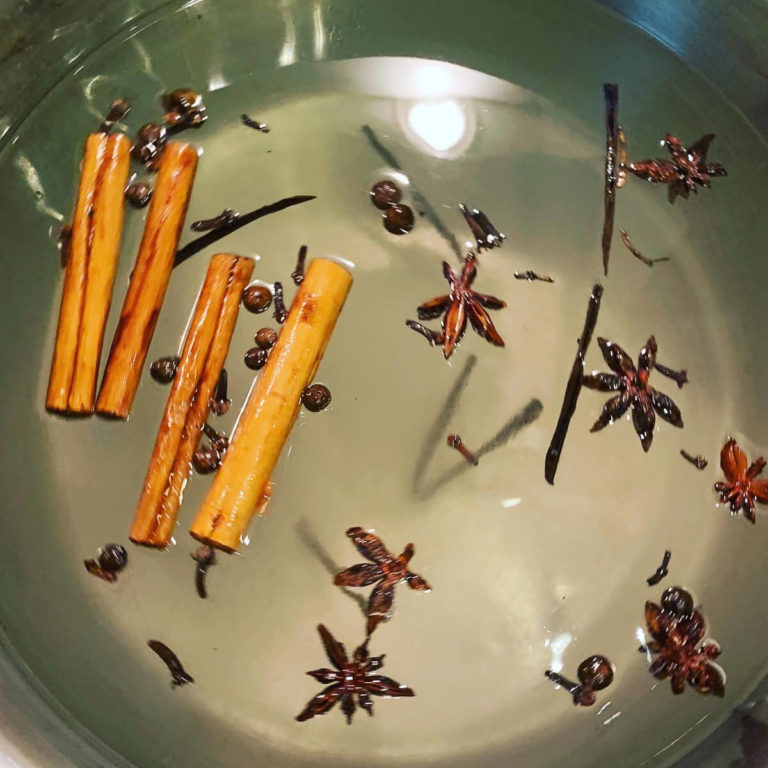 schwarzen Nüssen (Johannisnüsse/ Walnüsse)