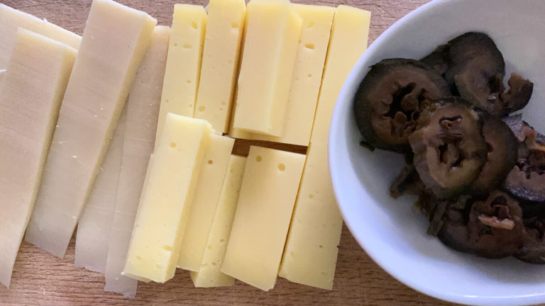 schwarzen Nüssen (Johannisnüsse/ Walnüsse)