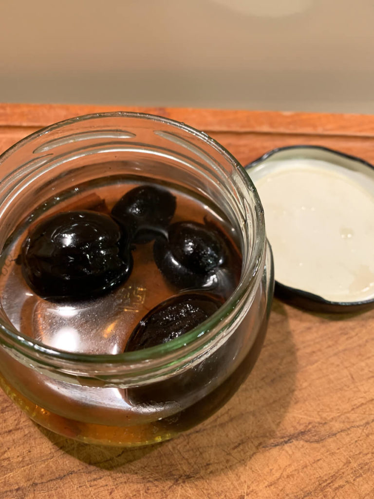 schwarzen Nüssen (Johannisnüsse/ Walnüsse)