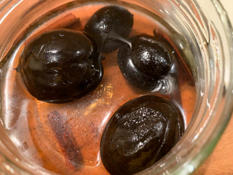 schwarzen Nüssen (Johannisnüsse/ Walnüsse)