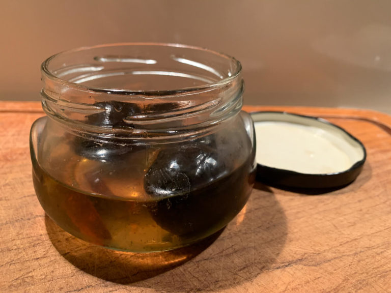 schwarzen Nüssen (Johannisnüsse/ Walnüsse)