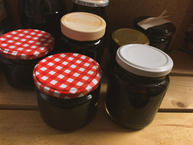 schwarzen Nüssen (Johannisnüsse/ Walnüsse)